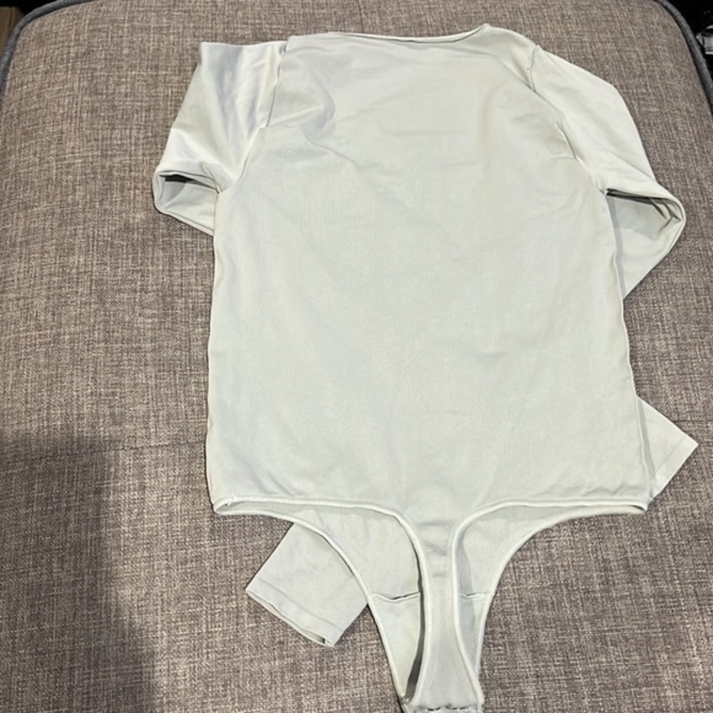 Skims Essential Long Sleeve Scoop Neck - Picture 4 of 10
